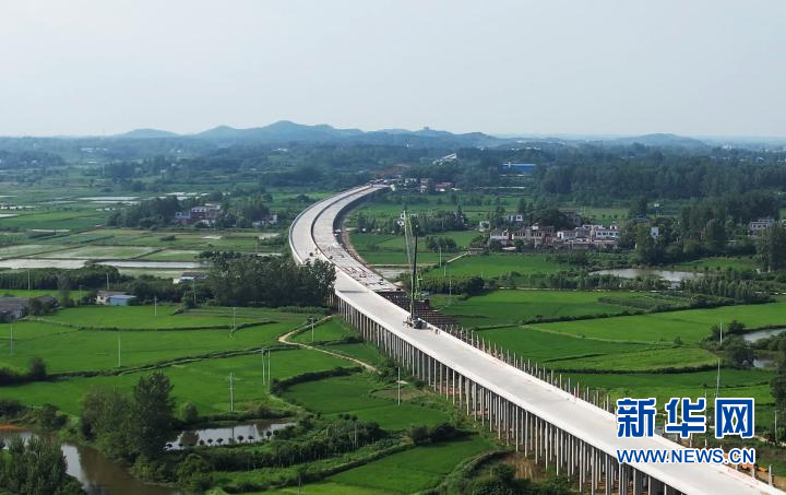 安罗高速（罗山至豫鄂省界段）桩板式无土路基顺利完工