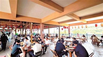 游客在食坊街用餐