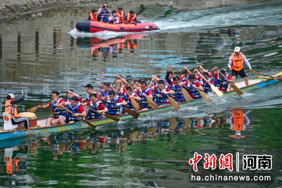 5月31日，嵩县黄庄乡北汝河水域，龙舟竞演活动正在进行 李卫超摄 (4).jpg