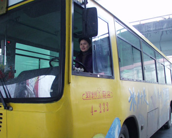 英語 登 上公交車高清圖片