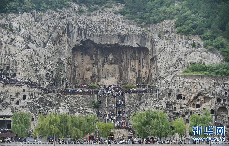 国庆长假期间,众多市民和游客来到世界文化遗产河南洛阳龙门石窟,领略