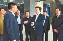 郭庚茂带队考察产业集聚区 与韩国客商交流听建议