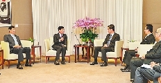 谢伏瞻会晤香港特区政府行政长官梁振英