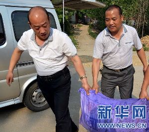 宝丰县人口计生委开展“三联三送三帮帮扶”活动