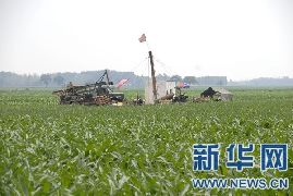 宝丰县：践行群众路线 打机井助抗旱【组图】