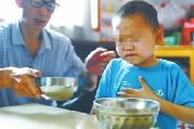7岁男童患白血病每天吃8顿中药 奶奶卖菜挣药费