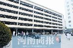郑州市区医院停车难 市民:取凭就诊单免停车费