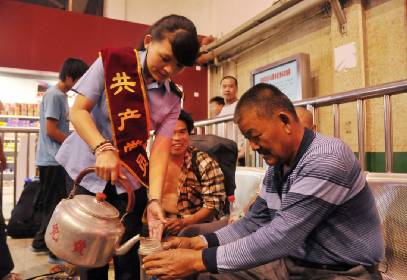 商丘车站真情服务摘棉工赴疆&ldquo;淘金&rdquo;