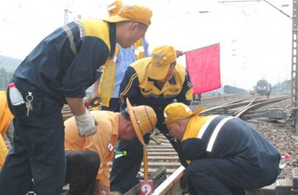 三门峡西站筑牢安全关键顺利完成换岔、基本轨施工作业