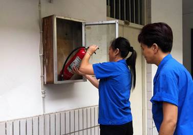 洛阳车站集经认真做好灭火器材年检工作