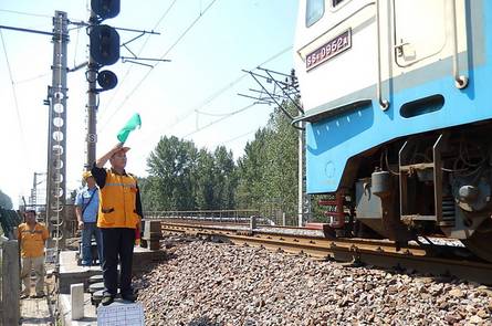 王堂车站严卡施工作业关键确保铁路行车安全