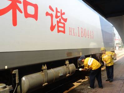 郑州机务段加强机车日常保养为铁路运输供足机车