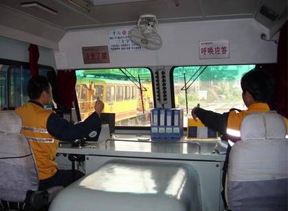 新乡供电段为作业车乘务员&ldquo;充电加压&rdquo;