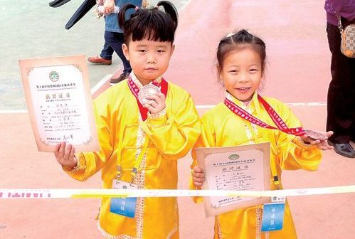 少林武术节比赛第二天：郑州6岁女孩耍太极拿奖牌