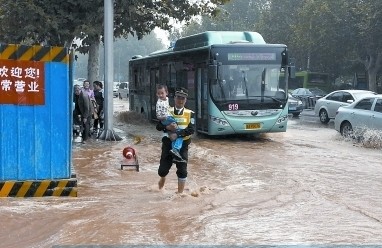 主供水管道被轧断 郑州金水路成“黄河”路