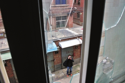 郑州居民家半夜被扔“黑砖” 老人吓得心脏病突犯