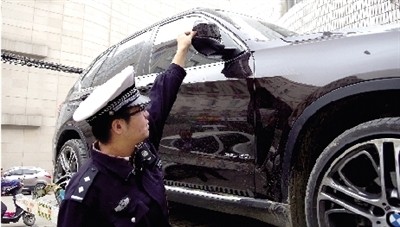 郑州：男子开无牌宝马撞翻环卫工后逃逸 全城围追