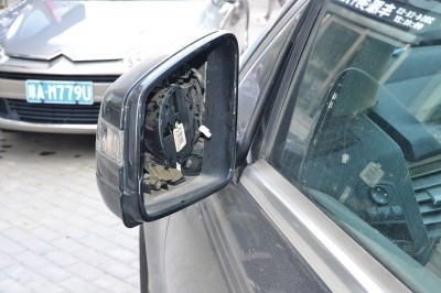 郑州一夜4车后视镜片被盗，全是宝马、奔驰