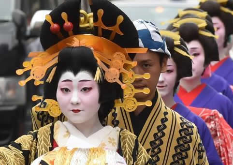 郑州市广场舞大妈时尚走秀 穿古装变七仙女