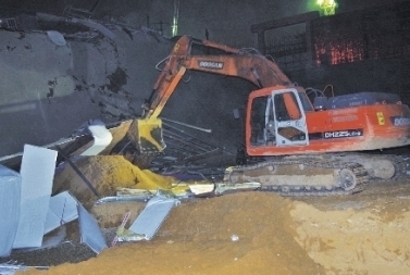 郑州一工地基坑深夜塌方 约9米深民工宿舍被“吞”