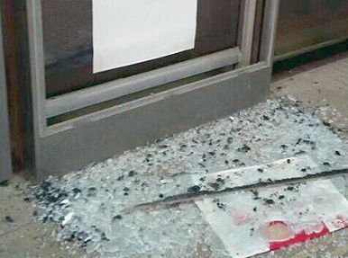 郑州西三环BRT站台遭钢珠枪袭击 玻璃碎了一地