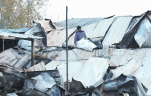 郑州村民自建板房起火15万现金成灰烬 幸无人员伤亡