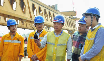 郑铁中原铁道工程公司：劳模传帮带 青年进步快