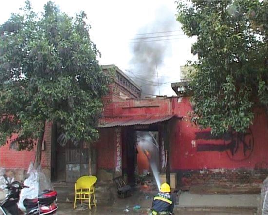 郑州高压线断裂搭上低压线 电器爆炸3户民居起火