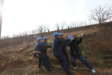 宜阳县供电公司：翻山越岭施工忙