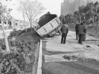 郑州一运载沥青货车“崴脚”侧翻 沥青遇冷凝固