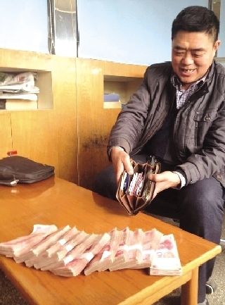 男子10.8万元落出租车上 郑州的哥拾金不昧归还