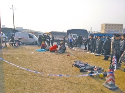 郑州一电动车被卷进大货车中 一伤一死司机被控