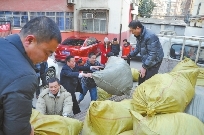 洛阳涧西区市民捐1700余件过冬衣物 将送往山区