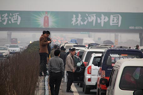 节后返程 又见高速公路变身“停车场”