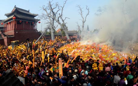 太昊陵古庙会：香火熏天 垃圾遍地