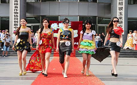 郑州大学生废旧物品做服装_动物世界 郑州大学生废旧物品做服装
