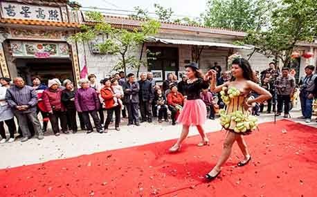 滑县农村街道成秀场 肩扛农具走红地毯