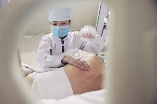 超负荷体力工作她落下了腰疼的病根