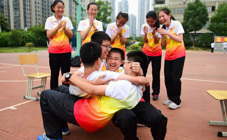 视频记录越野车被洪水冲走瞬间