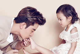 贾乃亮携甜馨登杂志封面 亲吻女儿小脚丫