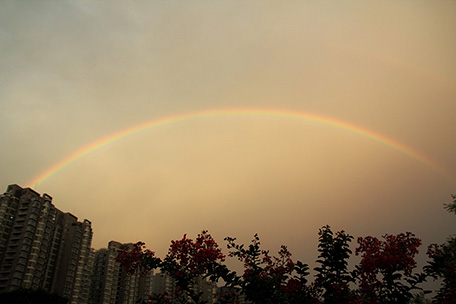 郑州天空雨后现彩虹奇观