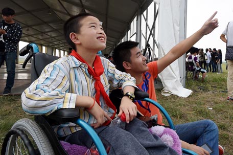 郑州：福利院儿童观看特技飞行