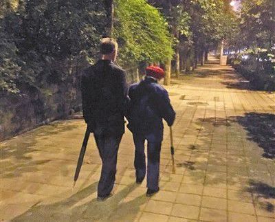 65岁儿子每天接送87岁母亲 陪母步行3个小时