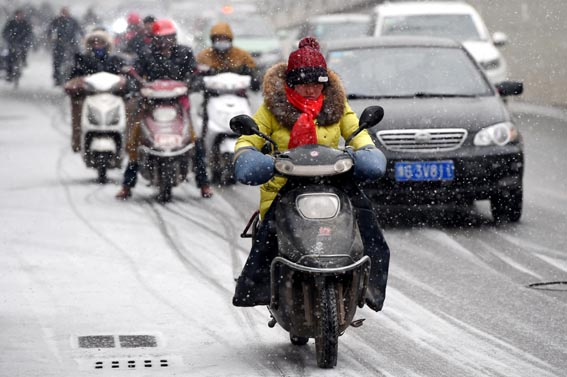 河南郑州迎来2016年首场降雪