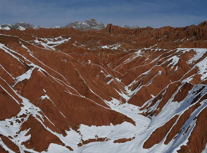 吐鲁番火焰山落雪 展现别样风景