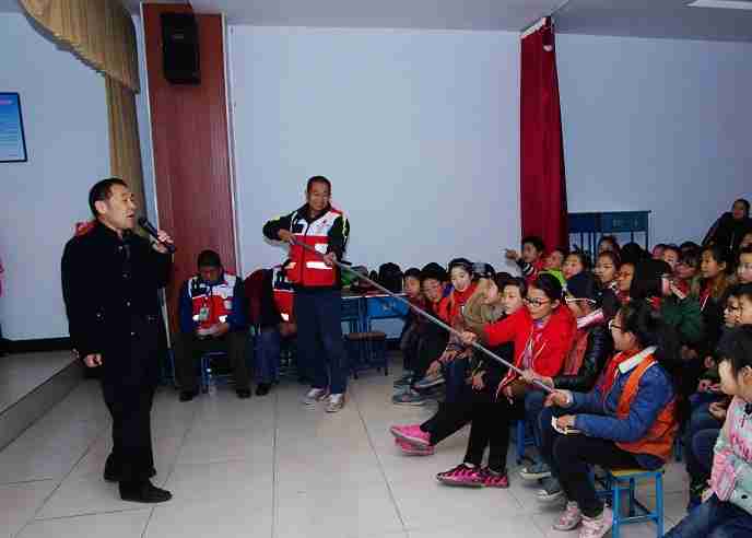 郑州救援队员向学生宣传水上安全知识