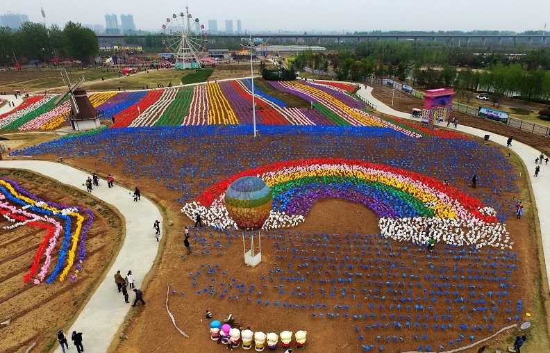 4月4日,记者从鹤壁市商务局获悉,2015年,该市引进省外资金同比增长9%、实际利用境外资金同比增长15.4%,均居全省第2位。同时,该市引进设立中科院半导体研究所河南研究院,与13家研究院所建立合作关系,与中国国土经济学会等12家国家和省级学会协会开展了产业对接活动;建成6个省级以上创新园区、45家省级以上企业技术或工程技术研究中心、16家博士后和院士工作站,推动了开放招商向更高水平、更高层次发展。 据鹤壁市商务局局长蔺其军介绍,在招商引资实践中,该市一直坚持引资与引智并重,制定了专门的人