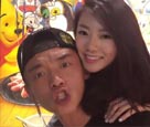 郑恺生日与女友秀恩爱 穿情侣袜狂虐单身