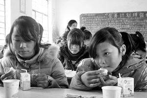柘城实施营养改善计划 11万名农村学生课间加餐