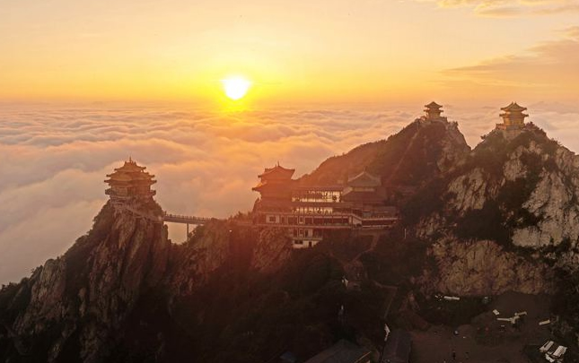 《雲海日出絢麗壯美》